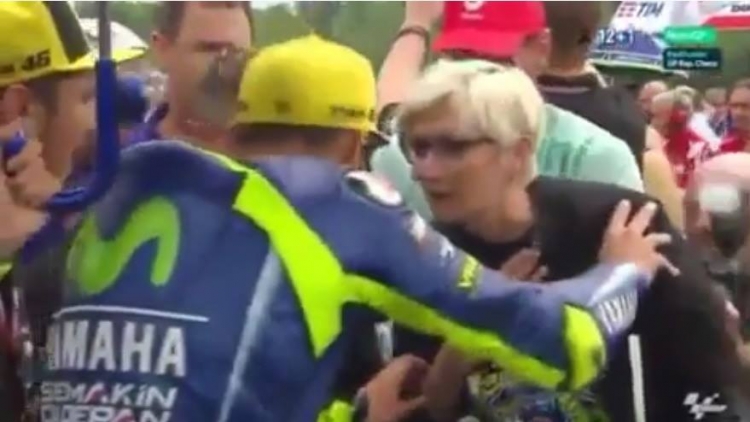 Česká ministryně Šlechtová vyrušovala Rossiho na startu MotoGP. Video se šíří internetem...