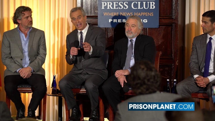 Robert De Niro nabízí 100 tisíc dolarů za „pravdu“ o vakcíně MMR