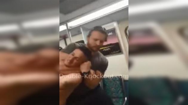 Mladík v metru napadal cestující do té doby, než přistoupil tento muž a dal mu životní lekci