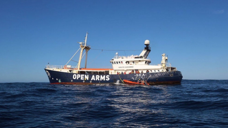 Libyjci výstražně stříleli na loď zachraňující uprchlíky