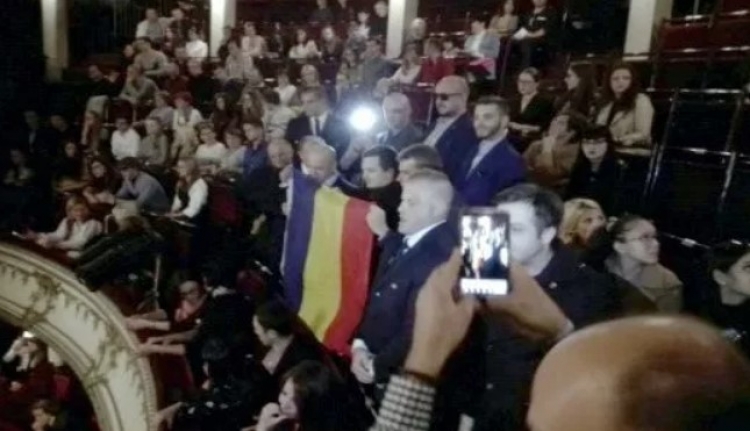 To se jen tak nevidí. V rumunské národní opeře probíhalo islámské volání k modlitbě a pak přišlo nečekané přerušení zdejších patriotů...
