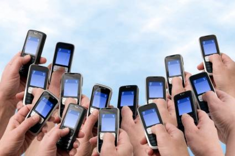 Lidé bez mobilu vydrží jen pár minut, pak jsou nervózní. Telefon jim nahrazuje vztahy, tvrdí vědci