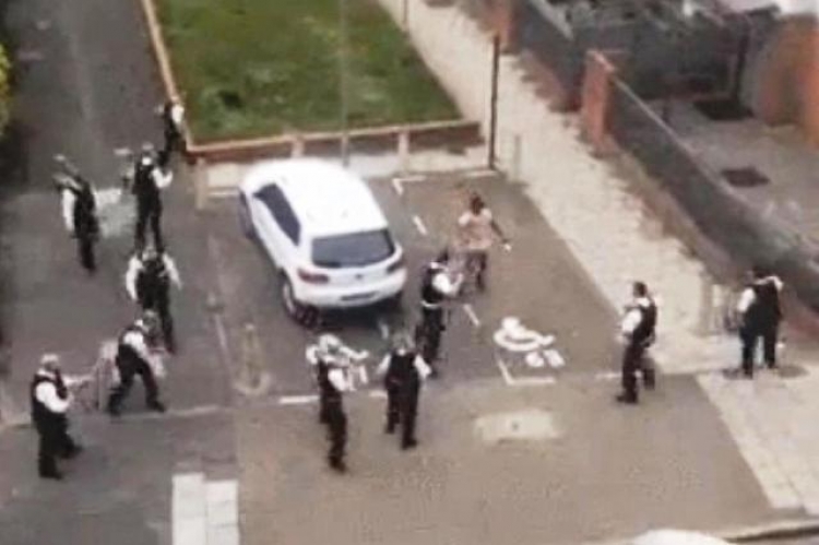 Bezmocnost policie. Internetem se šíří video, na kterém imigrant „nahání“ 11 ozbrojených policistů