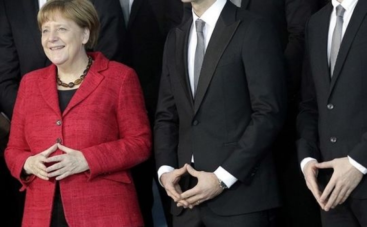 Podezření na Angelu Merkelovou díky tomuto skrytému pozdravu. Týká se jedné tajné organizace...