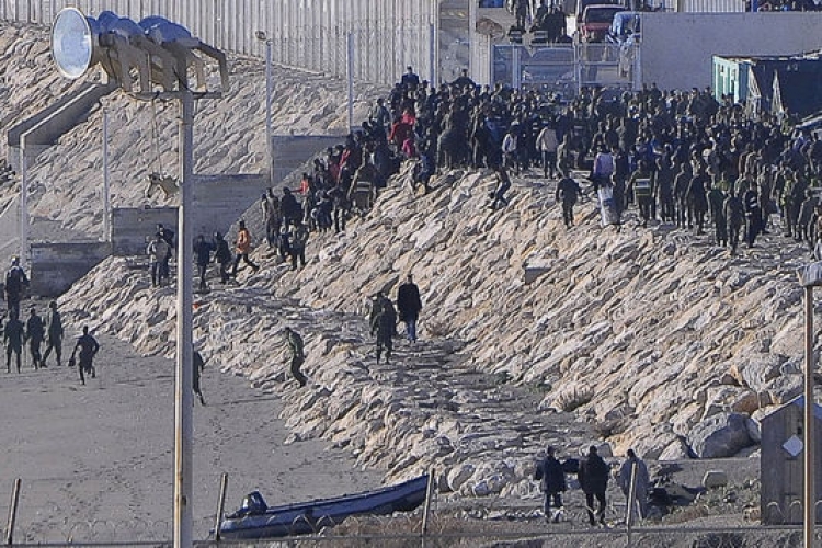 Migranti vzali útokem hranice EU, až 500 jich překonalo obří plot
