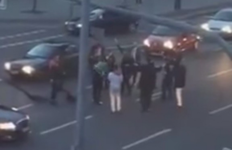 Šokovaný občan natočil v Německu cosi podivného. Střelba, hlasité troubení vozidel