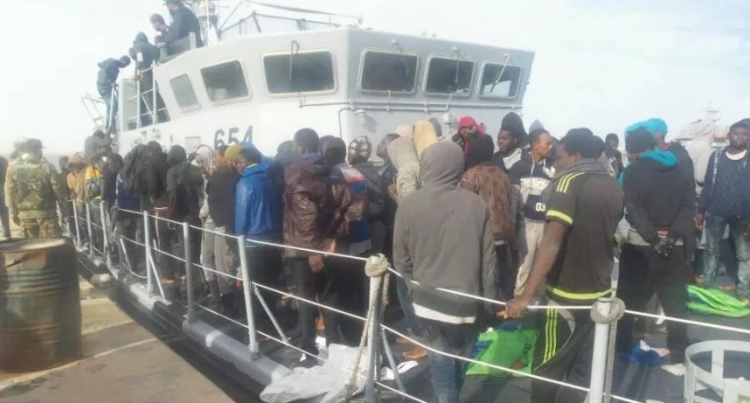 Libyjské námořnictvo zachránilo 272 migrantů a vrátilo je zpět do Afriky