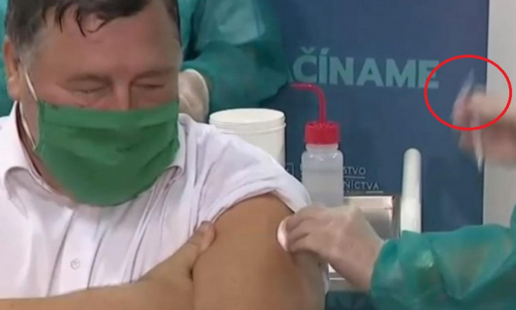 Zde je další video s kouzelnickým trikem, jak se nechal „očkovat“ první na Slovensku Krčméry
