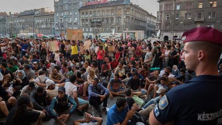 Statisíce migrantů nebudou pochodovat po naší zemi, tvrdí Maďarsko. U hranic buduje vojenské základny