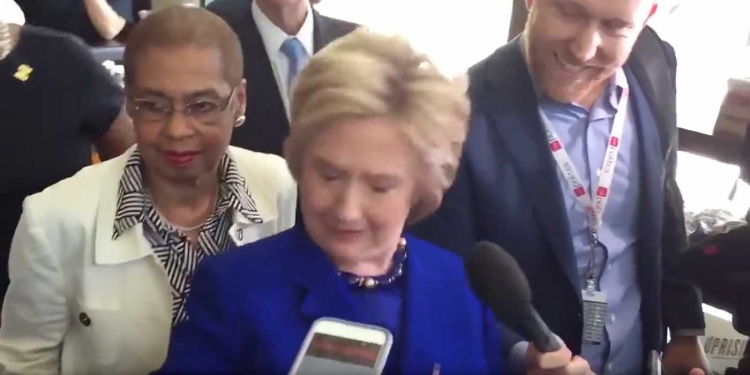 Důkaz, že Hillary Clinton někdo ovládá její mysl, cosi divného ji vypadlo z úst. Odstrašující video se šíří internetem