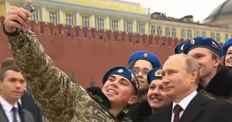 Drzý voják požádal Putina na oficiální návštěvě o selfie. Jeho reakce vás dostane