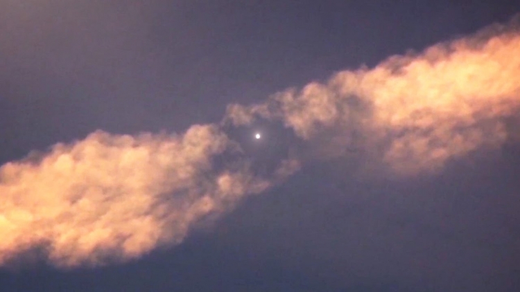 Světem se šíří video, které budí rozruch. UFO rozpouští chemtrails na obloze