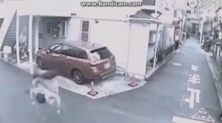 Podivný objekt srazil muže z Číny na ulici
