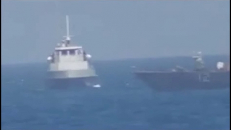 Video odhaluje, jak americká loď „s cílem provokace“ střílí na íránské plavidlo