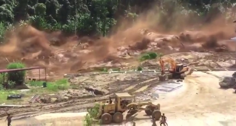 Vlna smetla vše z protržené přehrady v Laosu. Podívejte se na unikátní záběry