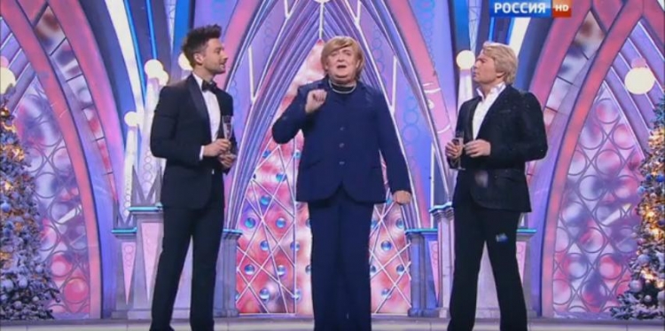„Angela Merkelová“ řádila s balalajkou v novoročním pořadu ruské televize. Parodie, která pobaví