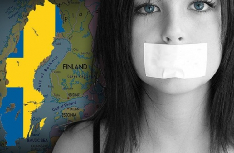 Muž ve Švédsku znásilnil svou 14letou spolužačku. Ve škole smí zůstat, protože je prý také oběť