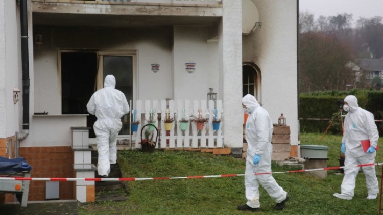 Arabský gang přepadl v Německu pár v jejich domě. V domě, který pak zapálili, uhořel starý muž