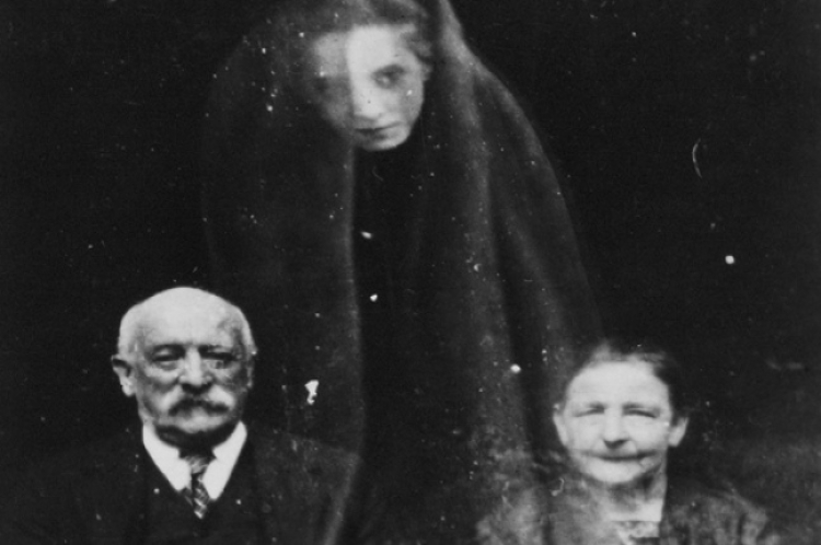 Tento muž ve 20. století vydělával na živobytí fotkami s duchy