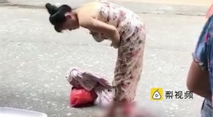 V Číně žena porodila na ulici a šla dále na nákupy