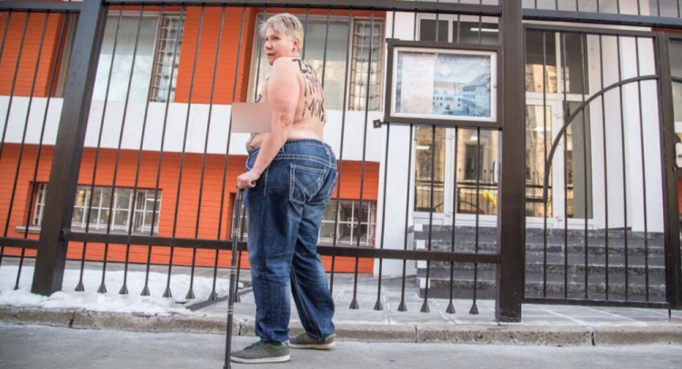 Obézní feministka protestovala proti Zemanovi... ale na špatném místě
