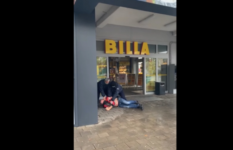 Členové supermarketu Billa neumožnily zákazníkovi nakoupit v potravinách a fyzicky ho napadli