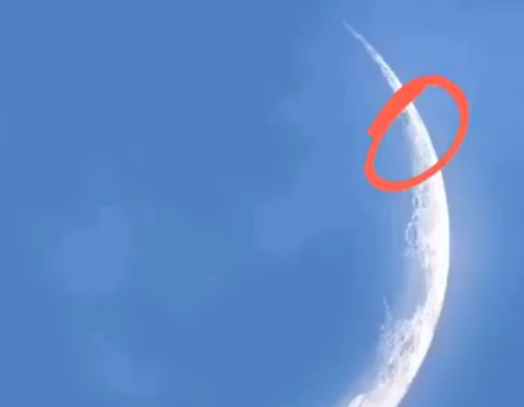 Obrovské objekty zachyceny na Měsíci. Co se tam děje?
