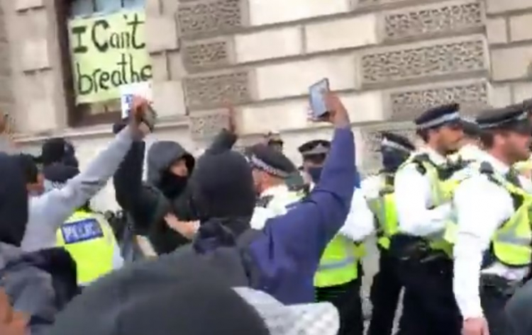Dav lidí se vrhl na britskou policii, ta v panice utekla. Nyní vysvětlila, proč nezasáhla