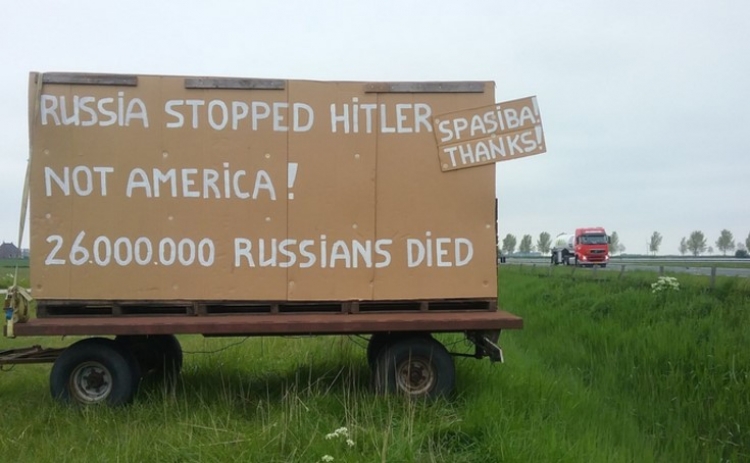 Tato fotografie holandského farmáře obletěla internetový svět: „Rusko zastavilo Hitlera, ne Amerika!“