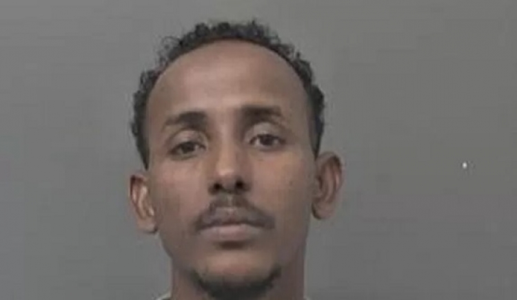 Somálec v Anglii znásilnil dívku. Nevěřil jí, že je panna, protože je bílá