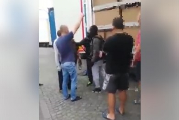 Migrant zničil plachtu u kamionu. Tak mu to polský řidič „vysvětlil“ po svém...