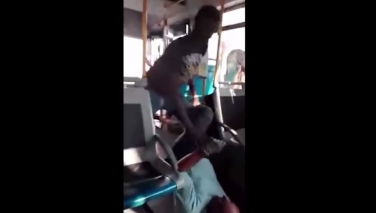 Uprchlíci brutálně napadli lidi v autobuse v italské Parmě. Kdo neuvidí, neuvěří...