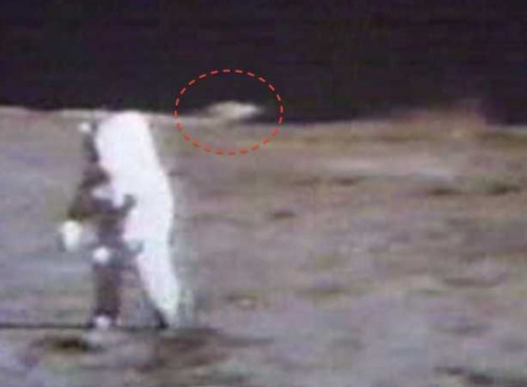 Varování mimozemšťanů? Video zobrazuje UFO, jak pozoruje Apollo 15. Astronaut promluvil...