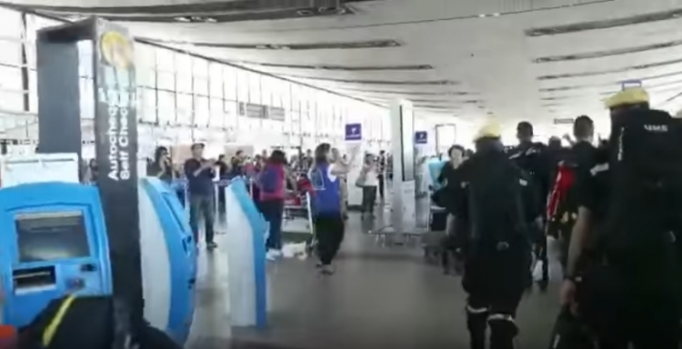 Tato situace z letiště v Chile se již rozšířila po celém světě! Neuhodnete, kdo jsou muži v černém...