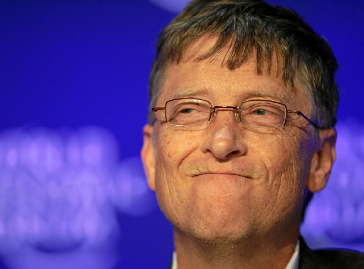 Bill Gates tvrdí, že chce zachránit životy a odmítá „zvláštní“ teorie