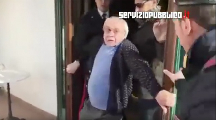 Šokující video: Italská policie přinutila 80letého majitele hotelu, aby proti své vůli ubytoval migranty a poté mu zabavila hotel