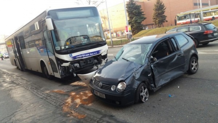 Šílený řidič autobusu v Brně se dvěma promile tlačil před sebou auto se ženou a dítětem