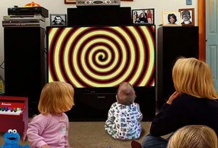 Vypněte televizi dříve, než ohrozí vás a vaše děti. Způsobuje 30 zdravotních potíží, varuje studie