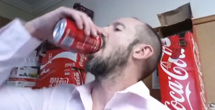 Podívejte se, co se stalo s mužem, který každý den pil 10 plechovek Coca-Coly po dobu 1 měsíce