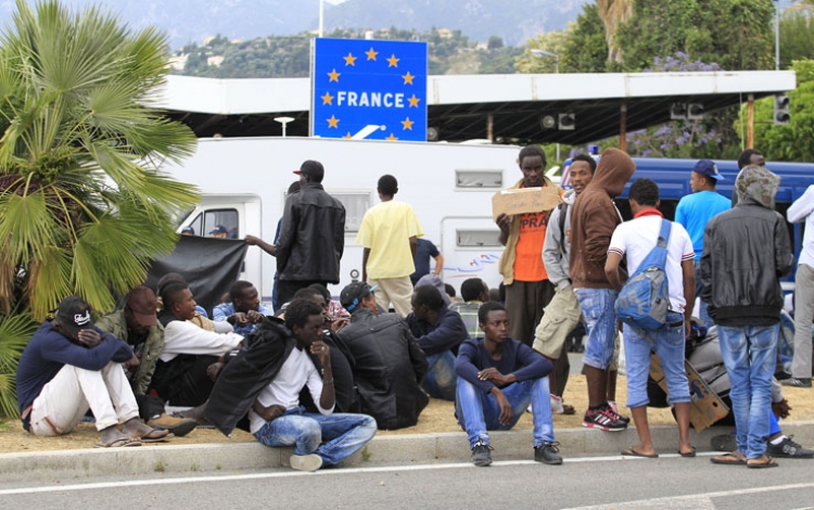 Stovky migrantů zaútočily na italsko-francouzskou hranici, policie měla plné ruce práce...