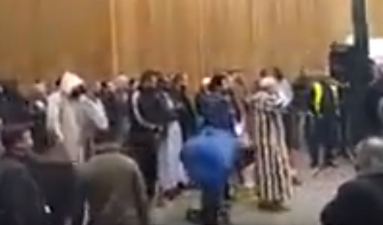 Francouzi z pařížského předměstí odmítají údajné muslimské roztahování, do jejich modlitby zpívají La Marseillaise
