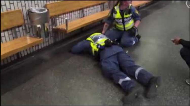 VIDEO: Afričtí migranti brutálně zbili do bezvědomí policistu ve stockholmském metru