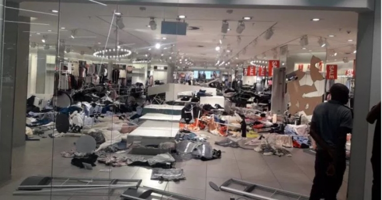 Situace se vymyká kontrole. V Africe demolují obchody řetězce H&M kvůli skandálu s opičím tričkem