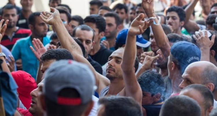 Úředníci objevili manuály, jak mají uprchlíci lhát o své totožnosti