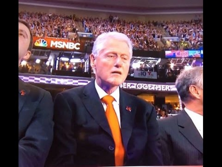 Co se stalo Billu Clintonovi při projevu jeho manželky? Obličej podivně zatuhl a nevnímal okolí...