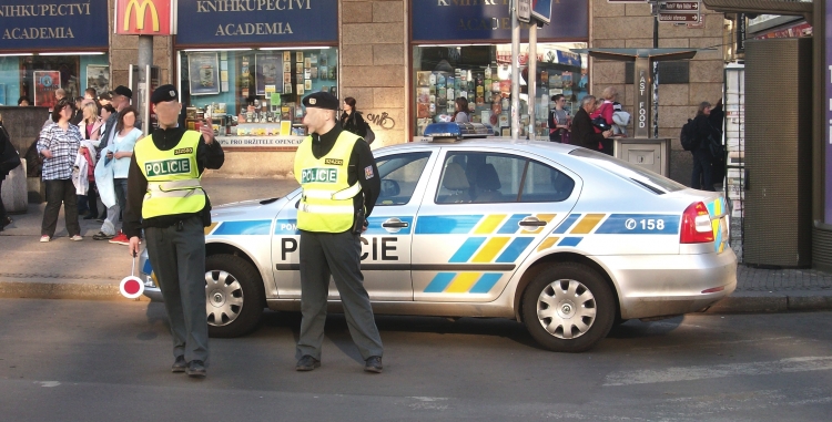 Jsem Bůh a budete se mi klanět, okřikoval muž policisty přecházející na červenou