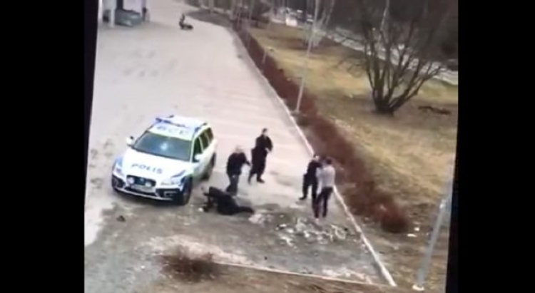 Švédská policie v akci. Scéna s naštvaným migrantem baví celý svět