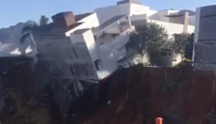V Mexiku se tři obytné domy propadly do jámy. Vše zaznamenala kamera