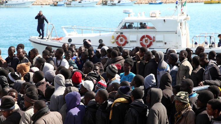 Itálie vyhrožuje EU: Uzavřeme přístavy pro cizí lodě s migranty