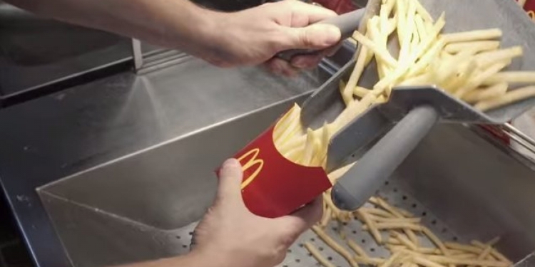 České hranolky v McDonald's se stříkají cukrem a chemicky ošetří proti hnědnutí